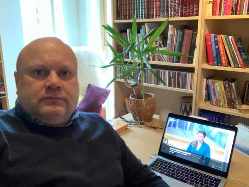 Mens kollega Dag Nygård følger Stortinget sin behandling av ny trossamfunnslov fra galleriet på Stortinget må Erhard følge det via Nett-TV.