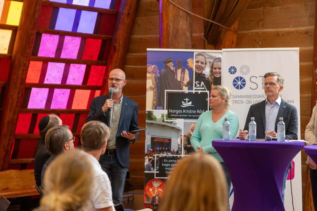 Administrasjonsleder Håkon Sigland belyste utfordringene antallskravet vil få for mindre trossamfunn, især Kvekerne.