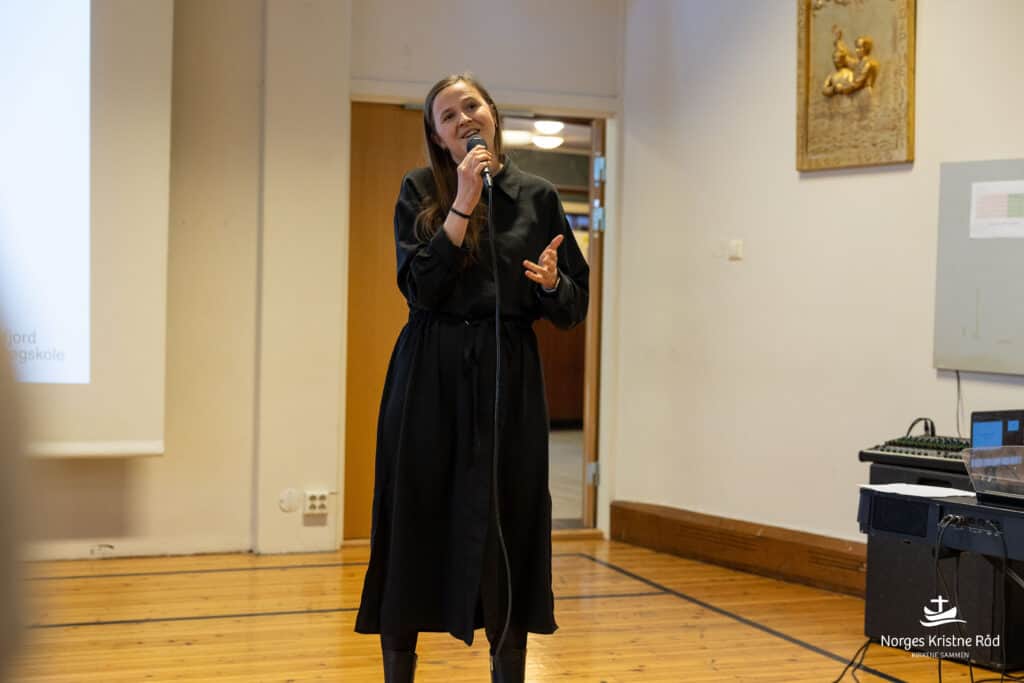 Ester Madelen synger